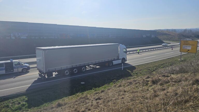 Afgelopen nacht 21 vrachtwagenchauffeurs beboet na negeren rijverbod op B10 in Duitsland