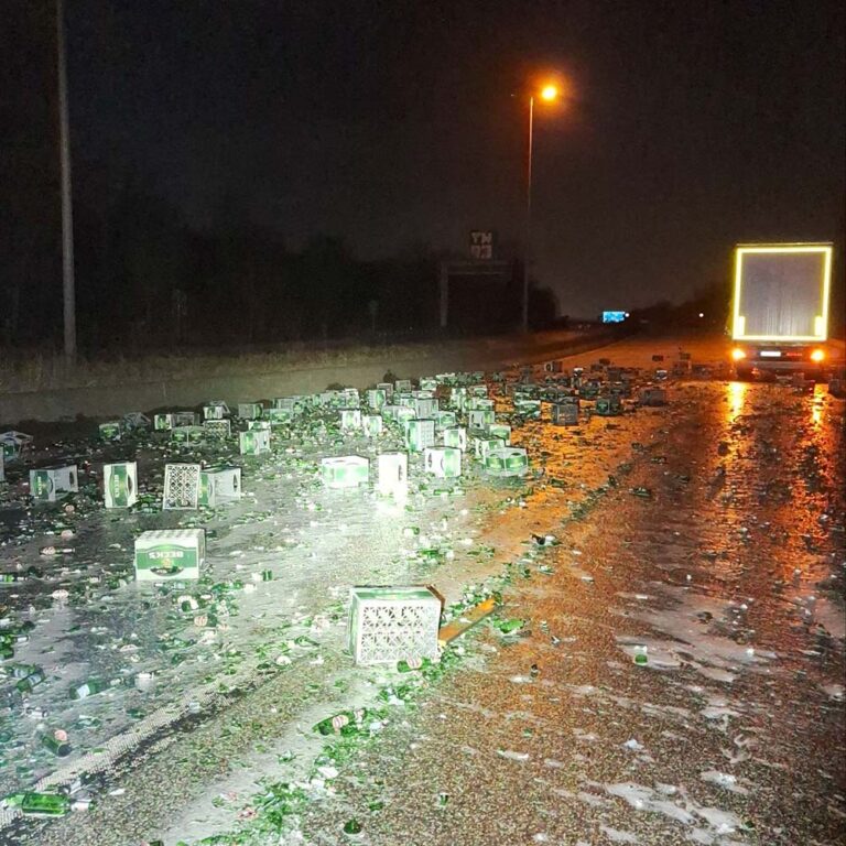 Honderden bierflesjes op Duitse A281 na verlies lading vrachtwagen