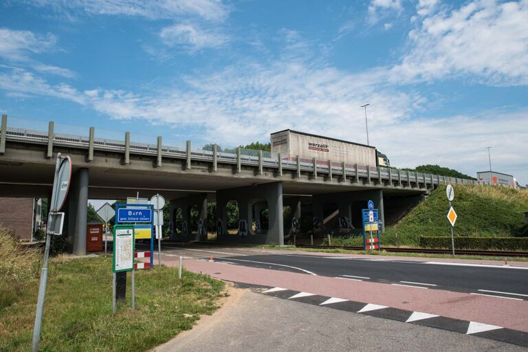 Tijdelijke verkeerslichten en snelheidsbeperking op Sittarderweg in Born