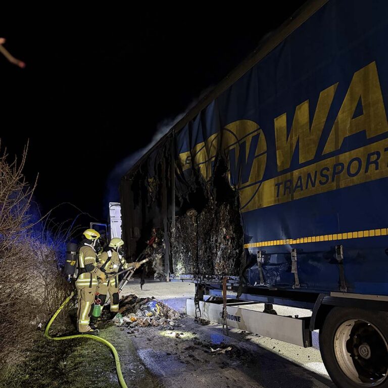 Twee vrachtwagens beschadigd door brand bij Duitse afvalenergiecentrale