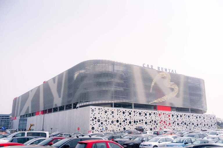 Brussels Airport opent parkeertoren met 650 laadpunten en zonnepanelen