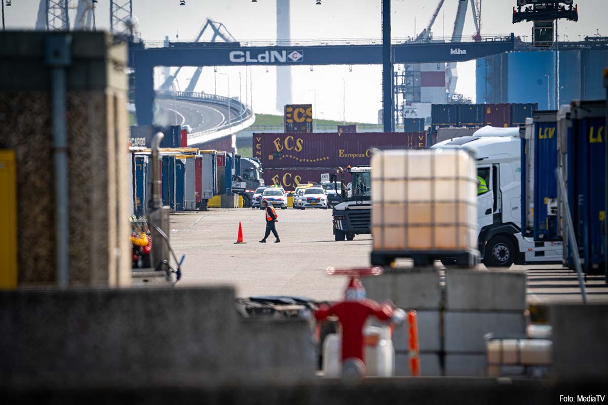 Vrachtwagenchauffeur overleden bij arbeidsongeval op terrein logistiek bedrijf in Botlek