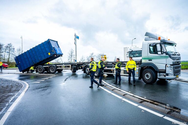 Vrachtwagen verliest container op N459