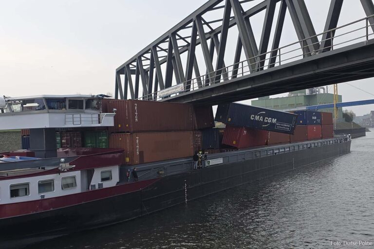 Containerschip vaart tegen brug in haven Neuss, containers in het water [+foto’s]