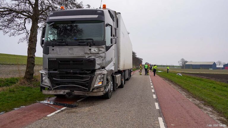 Bestuurder bestelbus overleden na frontale botsing met vrachtwagen in Wieringerwerf [+foto’s]