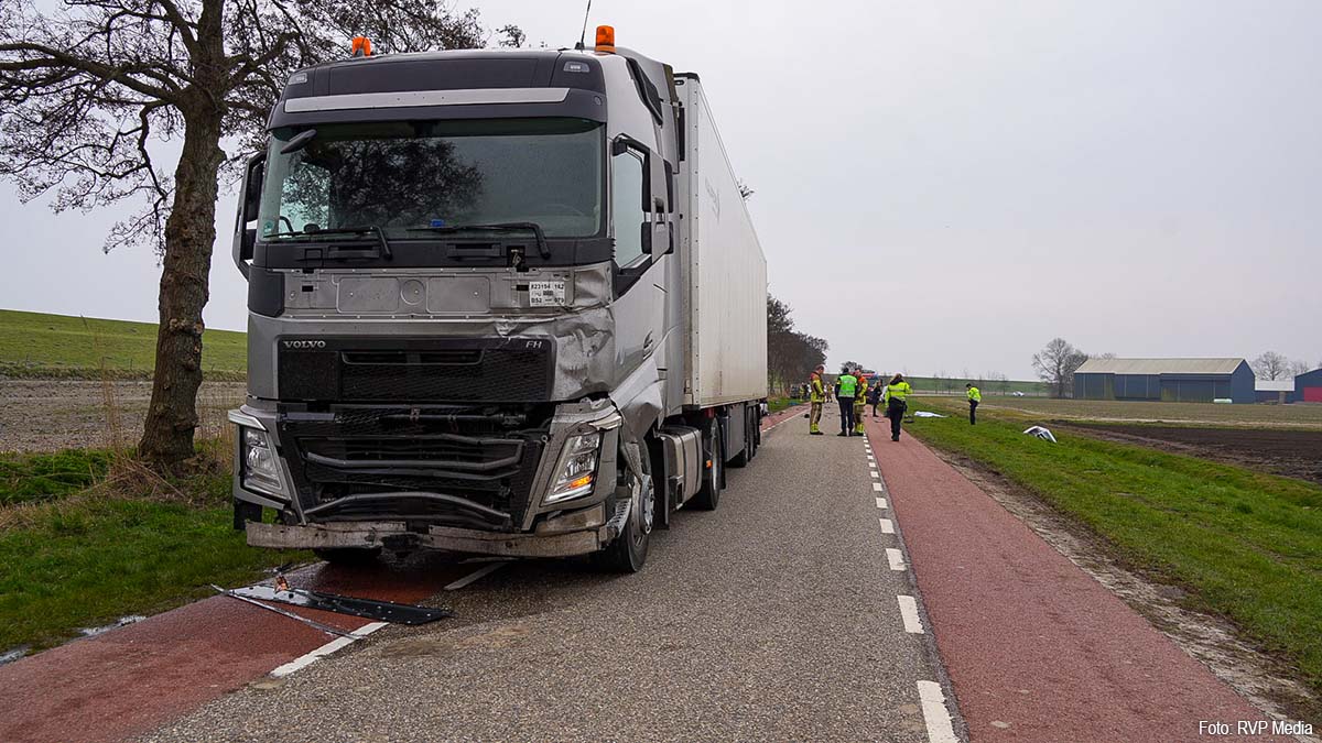 Bestuurder bestelbus overleden na frontale botsing met vrachtwagen in Wieringerwerf [+foto’s]