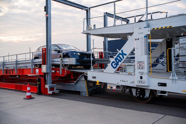 Eerste autotrein vertrokken vanuit BMW-fabriek Debrecen naar Europese zeehavens