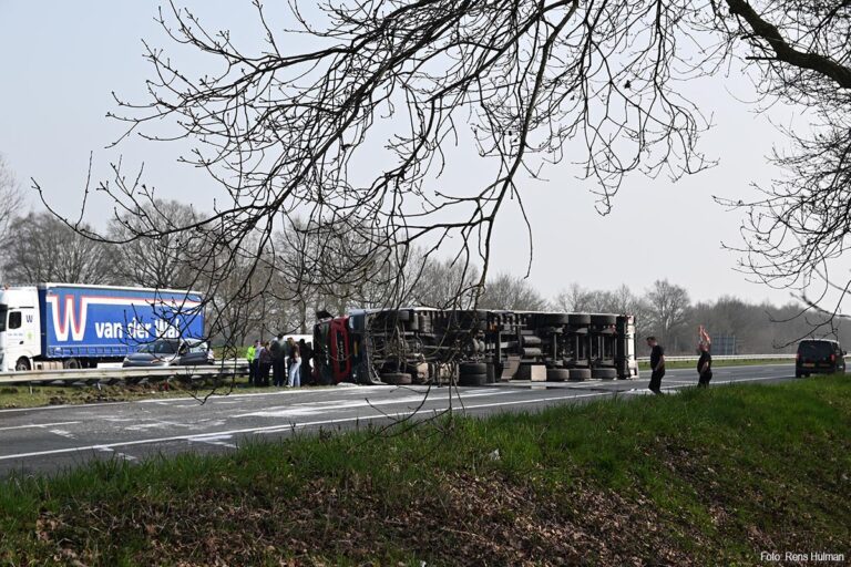 A32 afgesloten na gekantelde vrachtwagen tussen Steenwijk en Meppel