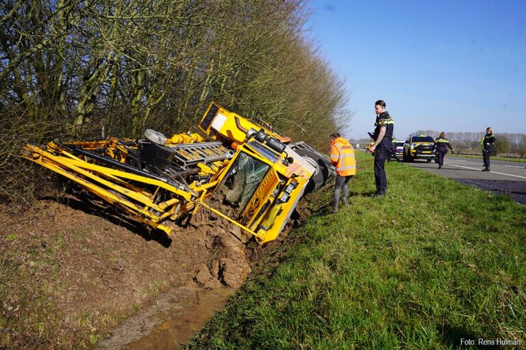 Chauffeur ongedeerd na kantelen 40-tons kraan op N348 bij Brummen, weg volledig dicht voor berging