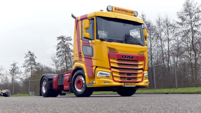 Honderdste DAF voor P. Greving en Zn.: jubileumtrekker markeert 40 jaar samenwerking