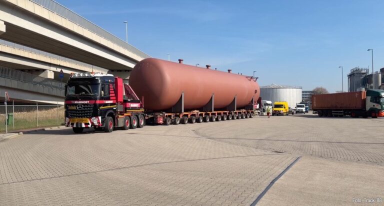 Gigantisch transport van 115 ton zware stoomaccumulator naar Sappi Maastricht