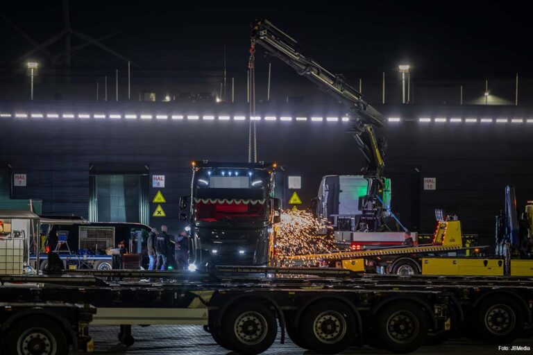 Grote politie- en douaneactie op Maasvlakte: vermoedelijk flinke partij cocaïne aangetroffen in trailer
