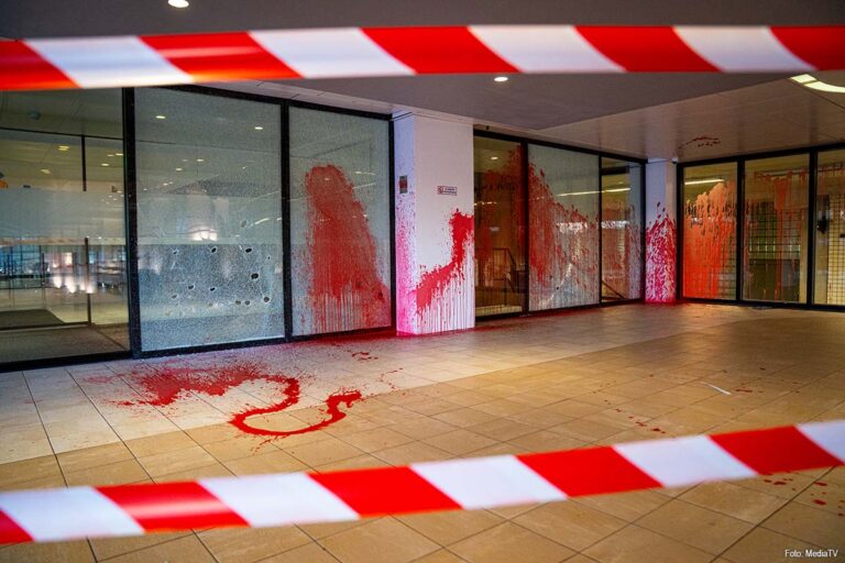 Ingang Rotterdams kantoor van rederij Maersk beklad en vernield