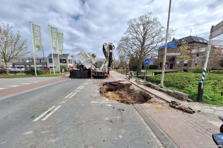 N830 bij Waardenburg afgesloten na sinkhole