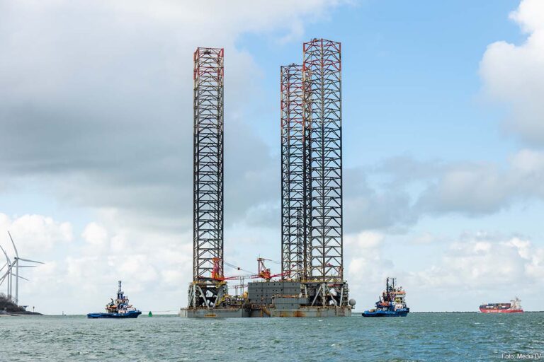 Offshore platform Grannos na jaren uit Rotterdamse haven vertrokken