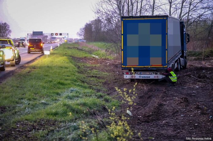 Vrachtwagen in berm A12