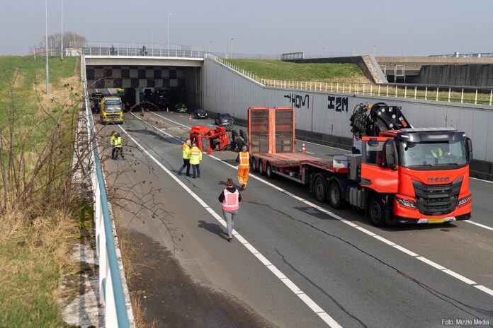 Heftruck valt van vrachtwagen A4