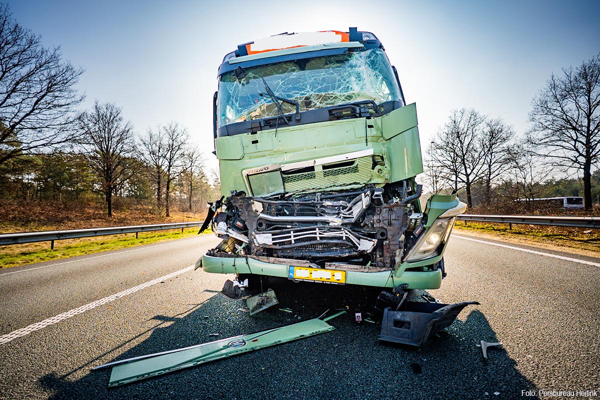 File op A50 na kop-staartbotsing tussen twee vrachtwagens bij Hoenderloo.