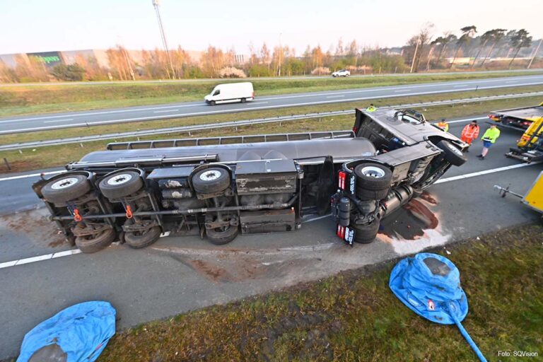 A67 bij Hapert uren dicht na gekantelde vrachtwagen met veevoeder