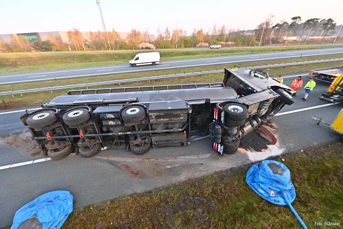 A67 bij Hapert uren dicht na gekantelde vrachtwagen met veevoeder