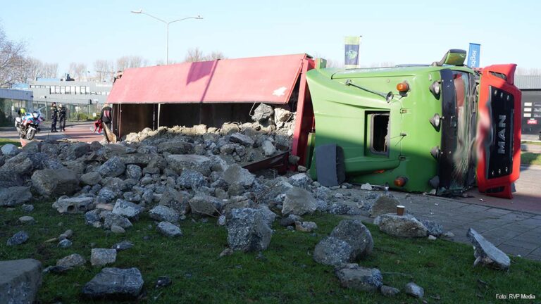 Vrachtwagen gekanteld op Edisonweg in Alkmaar, weg afgesloten