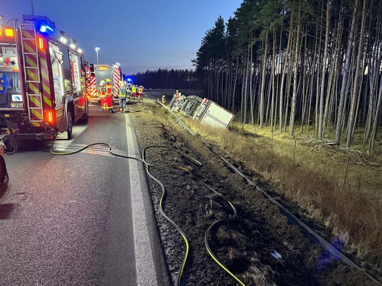 Vrachtwagen gekanteld op Duitse A19, chauffeur lichtgewond naar ziekenhuis