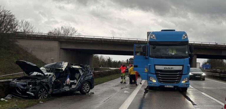 Automobilist in levensgevaar na aanrijding met vrachtwagen op Duitse A61