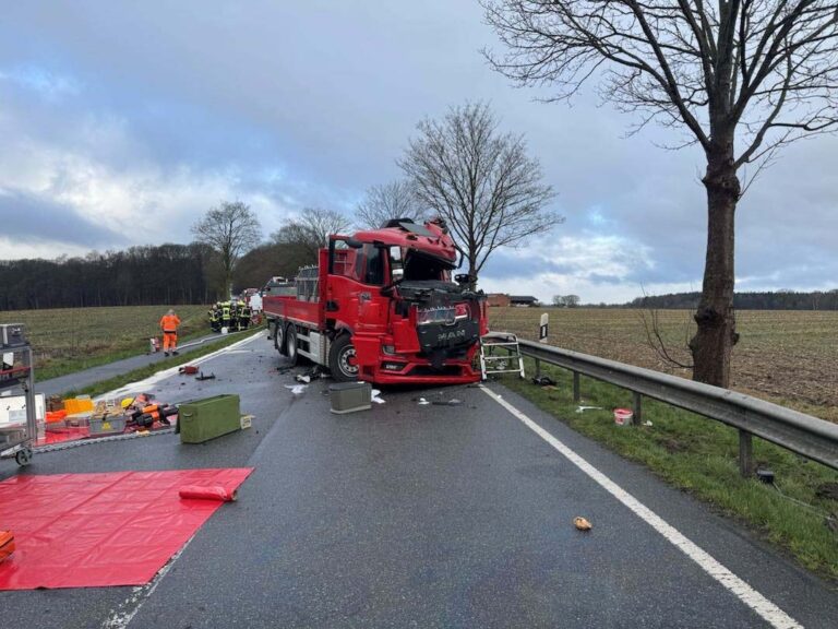 Zware frontale aanrijding tussen twee vrachtwagens op Duitse B71, één chauffeur zwaargewond