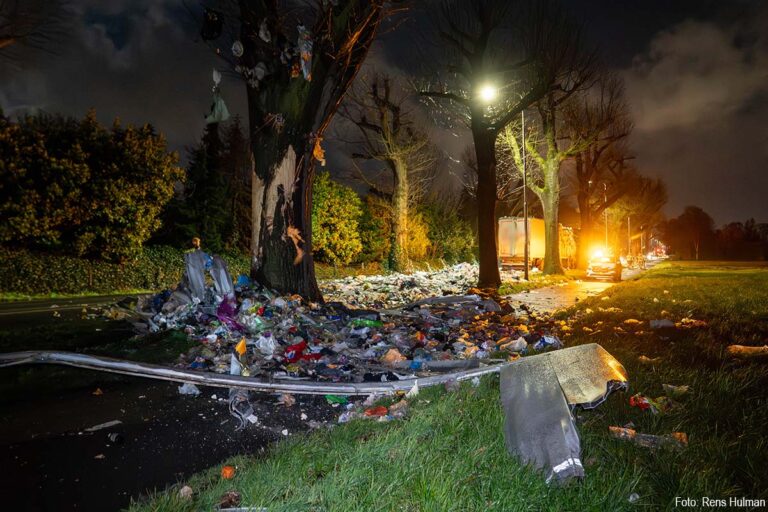 Vrachtwagen opengereten na aanrijding tegen boom op N348, weg urenlang dicht [+foto’s]