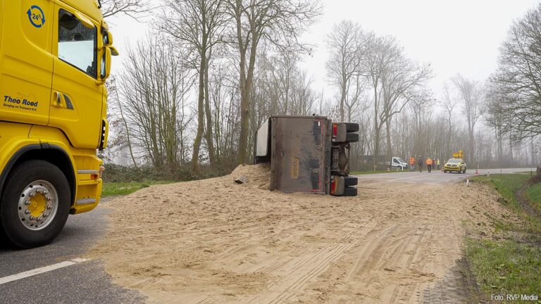 Vrachtwagen met zand gekanteld op N248 bij Middenmeer, chauffeur naar ziekenhuis