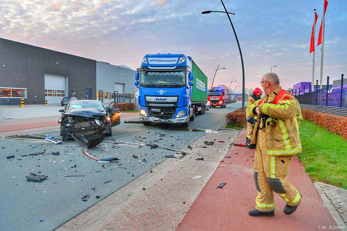 Automobilist gewond na frontale botsing met vrachtwagen in Hapert