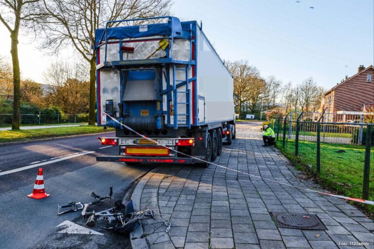 Vrachtwagen sleept fiets honderden meters mee na aanrijding met fietser op N731