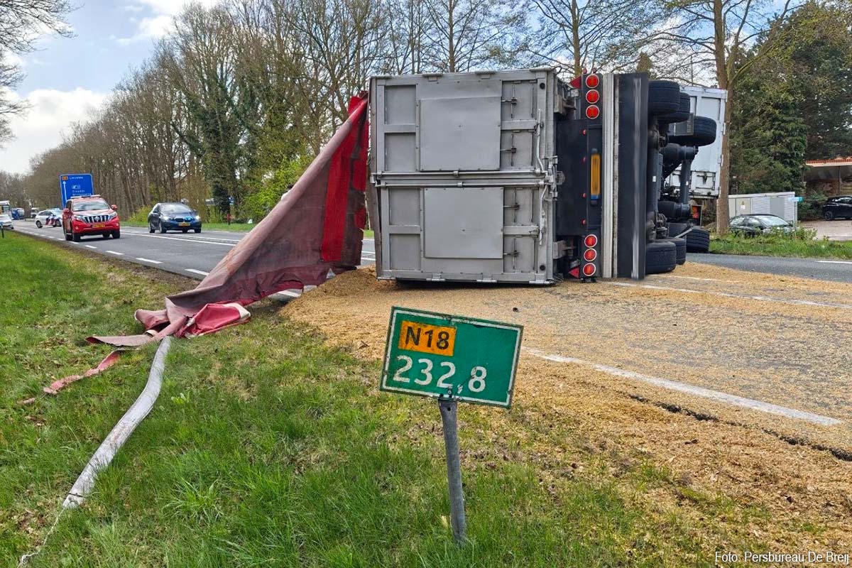 Vrachtwagen verliest lading en raakt auto op N18, bestuurster naar ziekenhuis