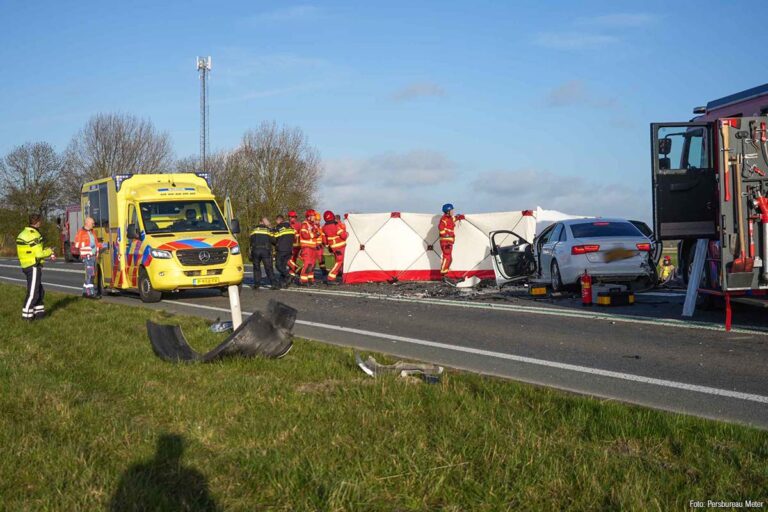Zware aanrijding met meerdere voertuigen op N46: vijf gewonden, weg afgesloten [+foto’s]