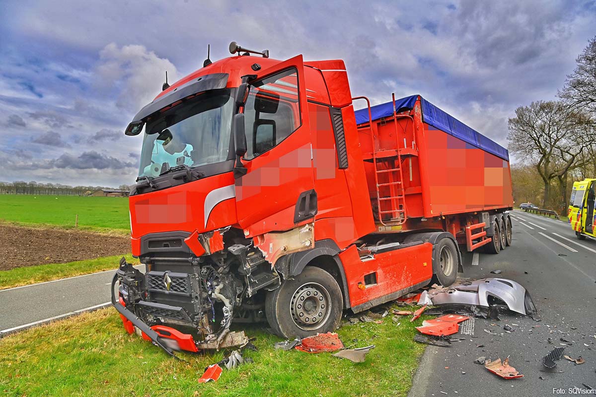 Zwaar frontaal ongeval tussen vrachtwagen en personenauto op N69 [+foto’s]