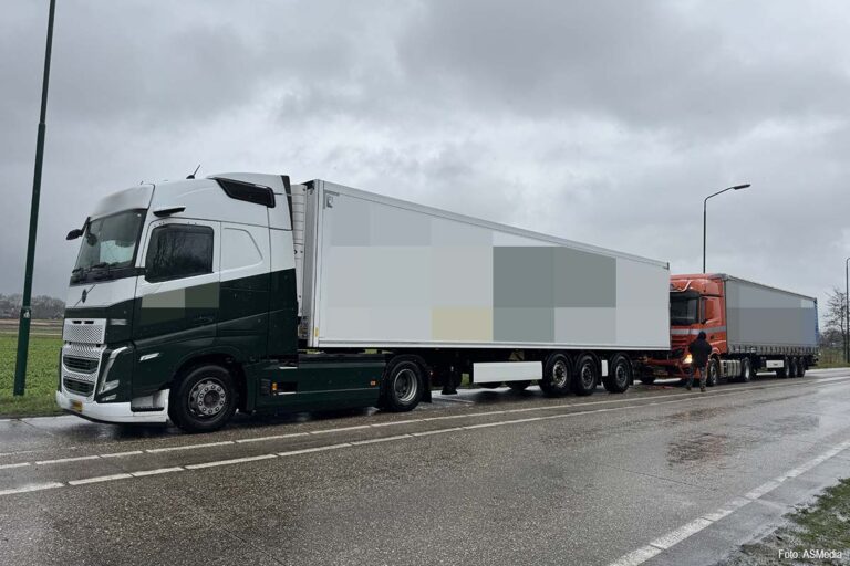 Vrachtwagens botsen op N279, een chauffeur lichtgewond [+foto’s]