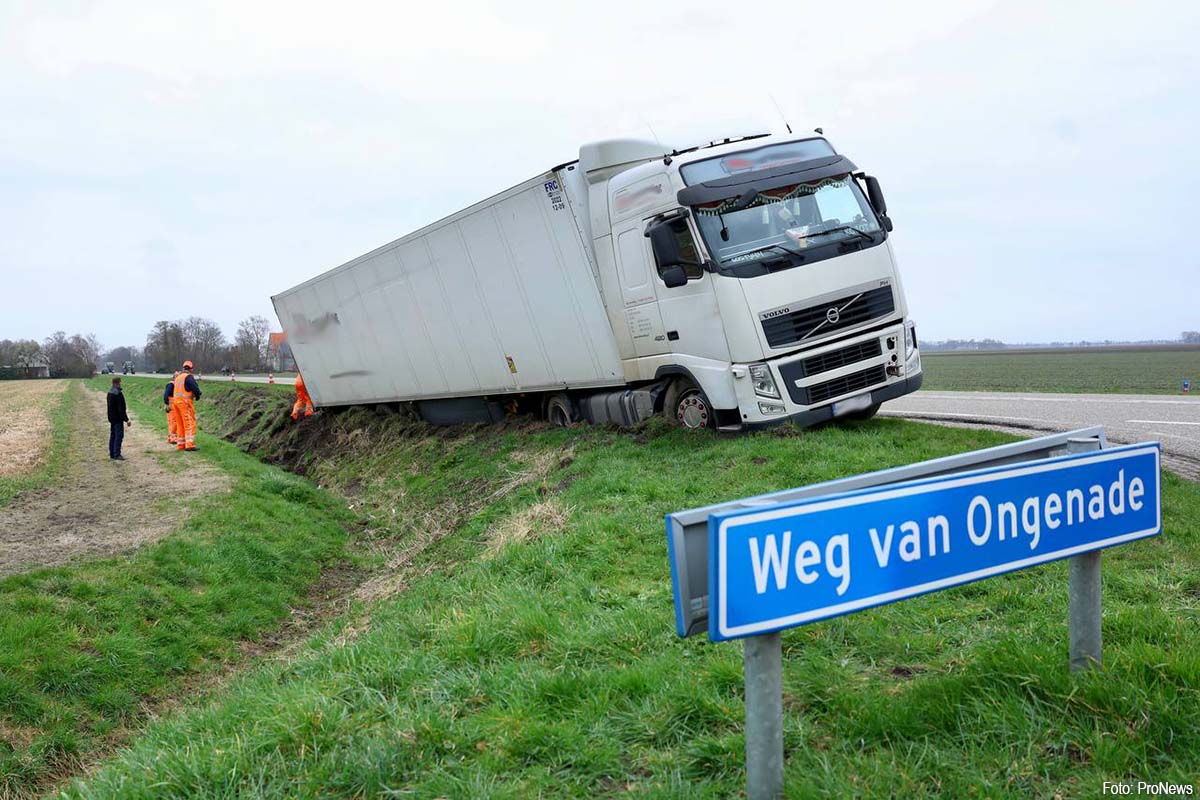 Vrachtwagen in de berm langs N714