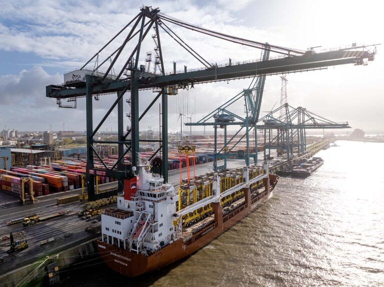 PSA Antwerp neemt 18 hybride straddle carriers in gebruik