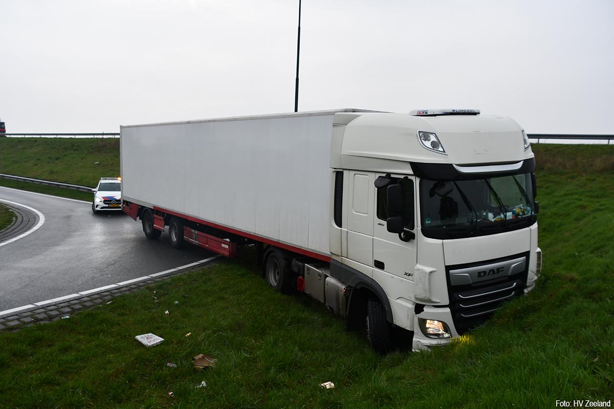 Vrachtwagen rechtdoor in bocht bij afrit A58 bij Goes