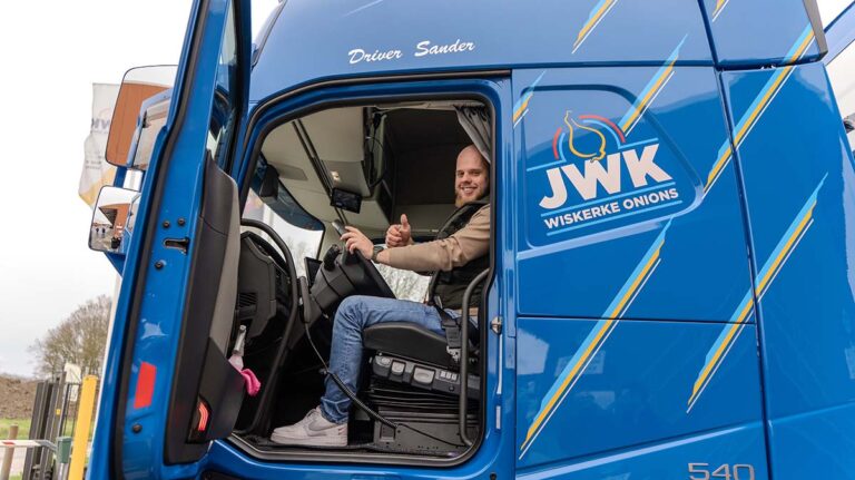 Vrachtwagenchauffeur Sander na dwarslaesie weer terug achter het stuur van de vrachtwagen