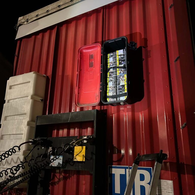 Douane ontdekt duizenden onveraccijnsde sigaretten in vrachtwagen op A3 in Duitsland