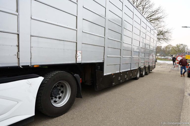 Vrachtwagen ramt spoorboom bij werkzaamheden in Holthees, treinverkeer ondervindt hinder