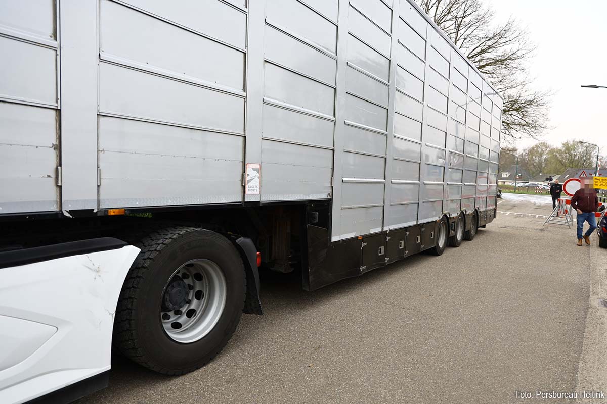 Vrachtwagen ramt spoorboom bij werkzaamheden in Holthees, treinverkeer ondervindt hinder