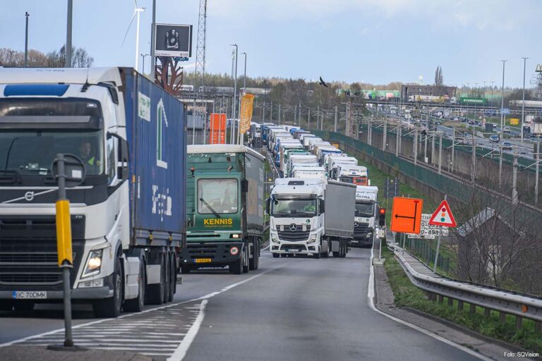 ‘Tankfile’ op A16 door goedkopere diesel in België, kilometerslange wachtrij vrachtwagens bij Hazeldonk