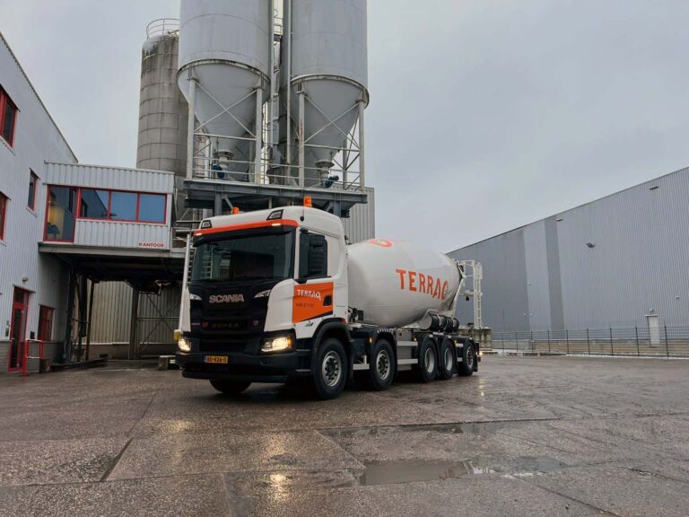 Terraq neemt vijfassige Scania betonmixer met 49 ton GVW in gebruik