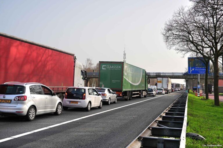 Verkeersinfarct op A28 na botsing kraanwagen met portaal bij Staphorst