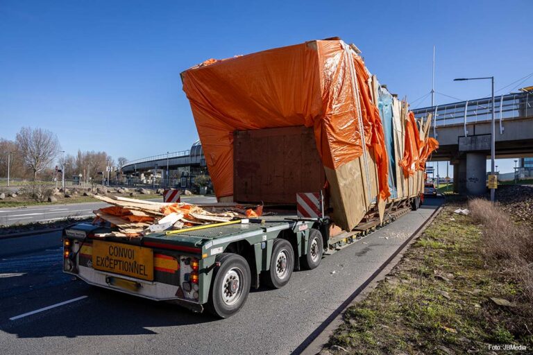 Ondanks ontheffing flinke schade na aanrijding te hoge lading met viaduct A4 [+foto’s]