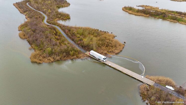 Vrachtwagen Fietsbrug Biesbosch