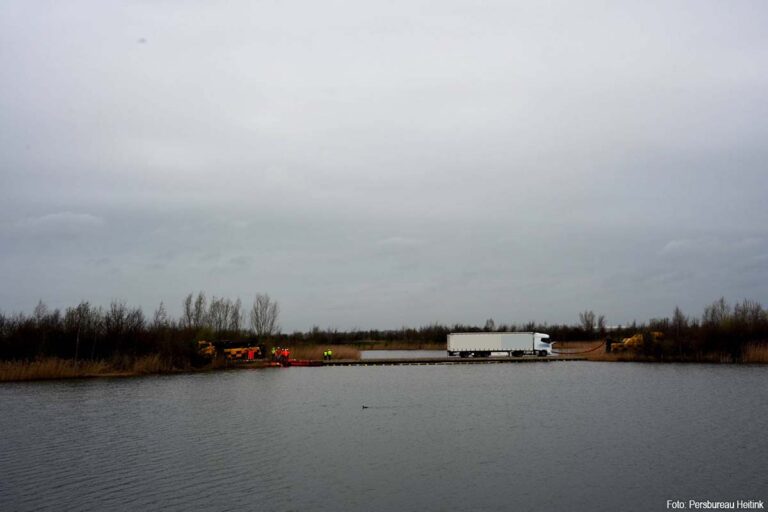 Vrachtwagen die door brug in Biesbosch zakte is verwijderd [+foto’s]