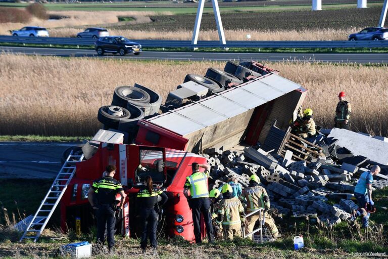 Vrachtwagen gekanteld op A256 bij Goes